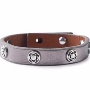 🥳 3/$26 Stella & Dot metallic pewter leather clover wrap